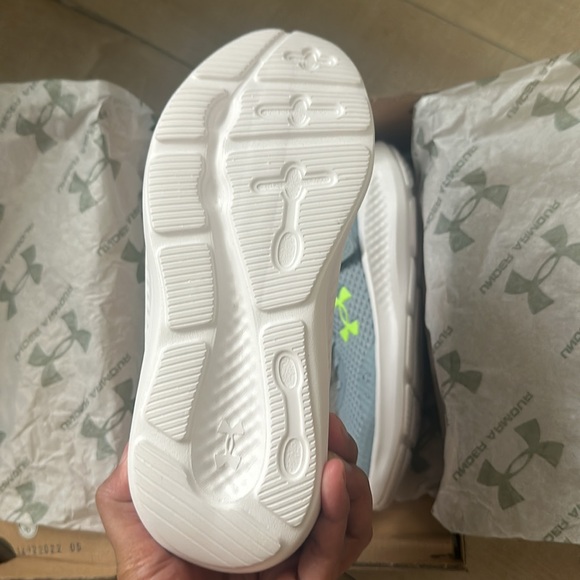 Under Armour Shoes - Picture 3 of 4